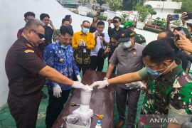 Kejari HST musnahkan 2.451 barang bukti dari 23 perkara