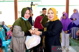 Wagub Gorontalo serahkan 1.001 bantuan pangan di Wilayah kota