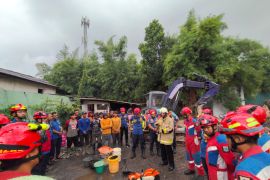 Tim Damkar temukan jasad korban yang tertimbun bangunan roboh di Jakut