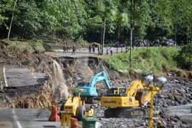 Penanganan jalan putus di di Lembah Anai Page 2 Small