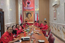 PDIP Surabaya salurkan bantuan untuk warga terdampak bencana