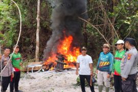 Polisi di Jambi bersama masyarakat bakar alat PETI di Kabupaten Bungo
