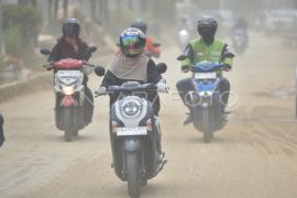 Jalan berdebu di Pasar Baru Padang