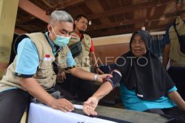 Pelayanan kesehatan bagi korban banjir di Padang Page 5 Small