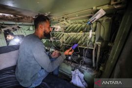 Warga Palestina manfaatkan kendaraan militer Israel terbengkalai untuk pengecasan ponsel
