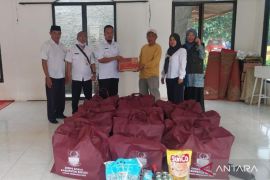 Dinsos Kabupaten Bekasi salurkan bantuan korban puting beliung di Tamansari