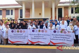 Ratusan dokter kawal sidang perdana dr. Ratna di PN Pangkalpinang