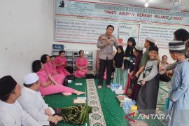 Polda Kalteng berbagi kasih di Panti Asuhan Berkah