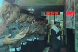 Polres Tasikmalaya menggelar doa bersama untuk korban bencana di Sumatera