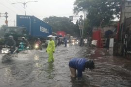 Atasi banjir, Jakbar bersihkan tali-tali air ruas jalan di Cengkareng