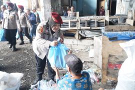 Bareskrim bagi-bagi sembako untuk warga kolong Tol Penjaringan Jakut