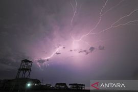 BMKG peringatkan waspada hujan petir di sebagian besar RI pada Kamis