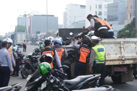 Sudinhub Jakut tindak tegas kendaraan yang parkir sembarangan