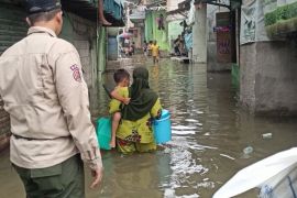 Sejumlah lokasi di Jakut masih terendam banjir rob pada Kamis malam