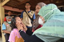 Pelayanan kesehatan bagi korban banjir di Padang Page 1 Small