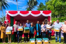Pemkot Ambon serahkan 100 paket sembako kepada warga Kecamatan Baguala saat Safari Natal
