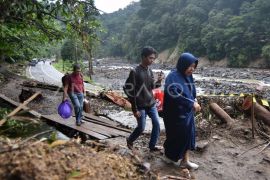 Mencari keluarga yang hilang akibat banjir bandang Page 2 Small