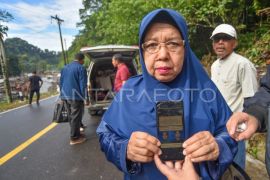 Mencari keluarga yang hilang akibat banjir bandang