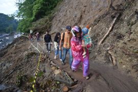 Jalan darurat Padang - Bukittinggi di Lembah Anai Page 5 Small