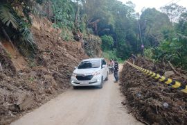 Jalan Lubuk Basung-Bukittinggi kembali ditutup usai Kelok 44 terban