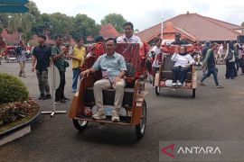 Becak listrik meringankan beban pengayuh lansia di Cilacap