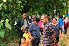 Dinas PUTR dan Camat Sei Lepan perbaiki tanggul antisipasi baniir susulan