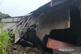 Tembok penahan tanah jebol saat hujan deras sebabkan banjir rendam puluhan rumah di Bogor