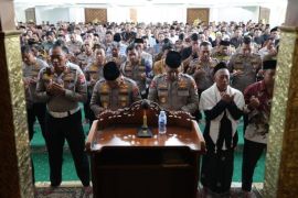 Polda Jatim gelar shalat ghaib untuk korban bencana Sumatera