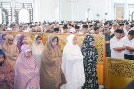 Gubernur dan warga Jatim Shalat Ghaib untuk korban bencana Sumatera