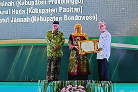 Khofifah serahkan "Masjid Award 2025" pada 31 masjid