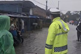 Polresta Bandung rekayasa arus lalu lintas pada ruas jalan tergenang banjir