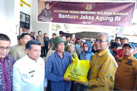 Jaksa Agung salurkan satu truk bahan kebutuhan pokok ke Agam