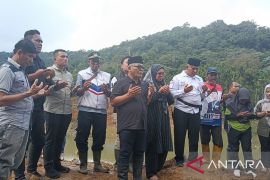 Bupati Pasaman Barat doa bersama di lokasi longsor agar korban segera ditemukan (Video)