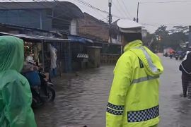 Polisi terapkan rekayasa lalin, ruas jalan Dayeuhkolot putus