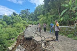 Pemkab Garut menurunkan tim atasi daerah yang terdampak bencana alam