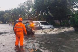 Sejumlah lokasi di Jakut masih terendam banjir rob pada Sabtu sore