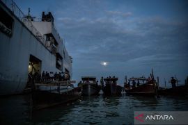 Satgas TNI AL gunakan KRI Soeharso untuk distribusikan bantuan bencana alam melalui jalur laut