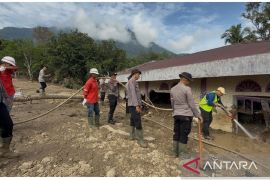 PT BRM Bergerak Cepat: Operasi Pembersihan 63 Rumah Korban Galodo Dimulai
