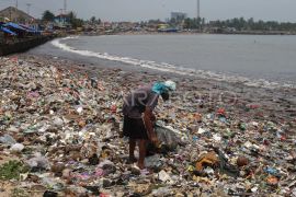 Indonesia targets 50 percent cut in ocean waste by 2029