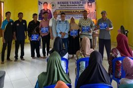 Peduli pendidikan Anggota DPRD Kotabaru serahkan bantuan Mebeler