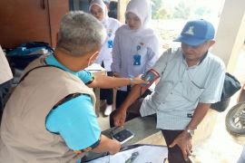 20 nakes Dinkes Jateng bantu pelayanan medis warga terdampak banjir Kota Padang