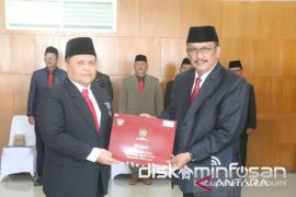 Bupati Sukabumi berikan tanda kehormatan Satyalancana Karya Satya kepada 100 PNS