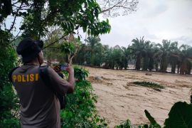 Air Sungai Batang Nanggang di Kabupaten Agam meluap seret jembatan darurat