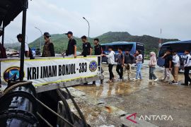 KRI Imam Bonjol gelar kegiatan \"open ship\" di Natuna peringati Hari Armada RI 2025