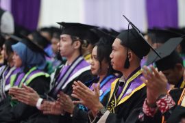 Rektor UNITRI ingatkan 400 wisudawan bijak manfaatkan AI