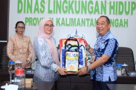 DLH Kalimantan Tengah hadirkan kerajinan tas daur ulang