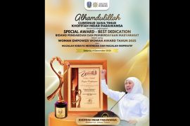 Gubernur Khofifah raih Woman Empower Award 2025