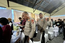 Polda Maluku serahkan 25 alkitab untuk warga binaan di Rutan