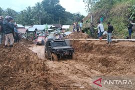 Bupati Pasaman Barat ingatkan pengendara tetap waspada lewati lokasi longsor (Video)