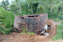 Tanah longsor rusak satu rumah di Pule Trenggalek